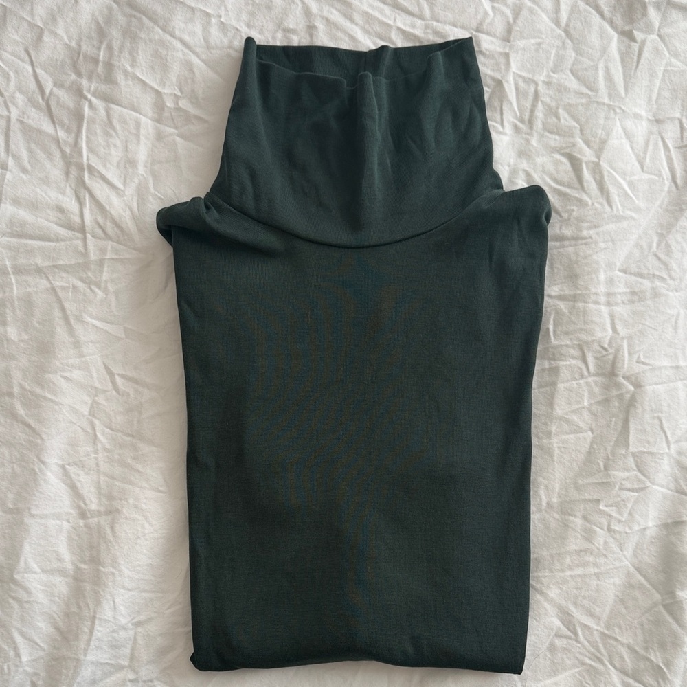 Dark green Uniqlo supima cotton turtleneck long sleeve shirt